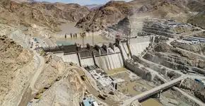 A Arábia Saudita está construindo um lago artificial de 2,7 quilômetros de extensão no meio do deserto, com três barragens gigantes e um investimento de US$ 4,7 bilhões, que produzirá 90.000 metros cúbicos de água por semana sem impactar significativamente o meio ambiente