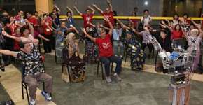 Robô dá aulas de exercícios físicos para idosos em Cingapura