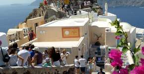 Explore os arredores de Oia, o vilarejo mais fotografado da Grécia