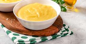 Polenta cremosa com ragu de calabresa é o abraço quente que o seu dia precisa