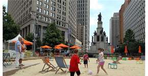 Praia no centrão de Detroit tenta reanimar cidade degradada