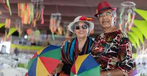 Olha o bloquinho da terceira idade! 5 atividades para os idosos curtirem o Carnaval