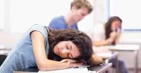 Acordar cedo pode afetar desempenho escolar de adolescentes