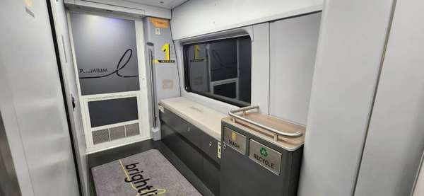 Interior do vagão da categoria Premium da Brightline