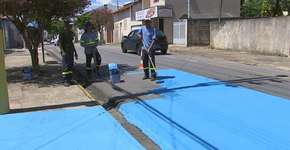 Cidade no interior de SP pinta ruas de azul para ‘reduzir’ calor