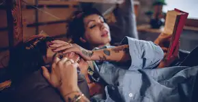 Dia do Poeta: 10 poesias sensuais para mandar pro crush 🔥