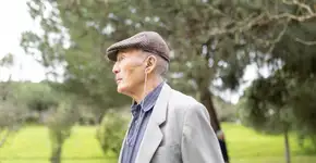 O que significa andar com as mãos atrás das costas, segundo a psicologia