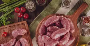 Linguiça toscana com salada de repolho para se refrescar