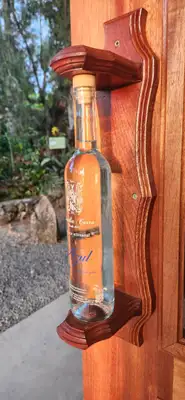 Detalhe da porta da loja da Família Carra