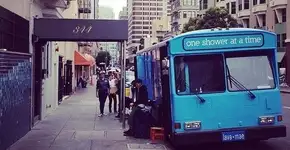 San Francisco transforma ônibus velhos em chuveiros para pessoas em situação de rua