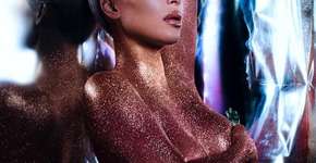 Completamente nua, Kim Kardashian posa coberta de glitter