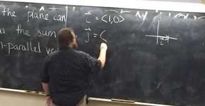 Este professor continuou dando aula mesmo com a sala inundada