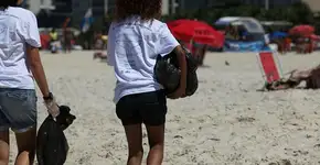 Calouros de Oceanografia da Uerj participam de trote ecológico recolhendo lixo das praias