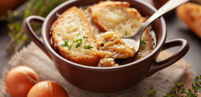 A famosa receita da sopa de cebola gratinada do Ceagesp que é a cara de SP