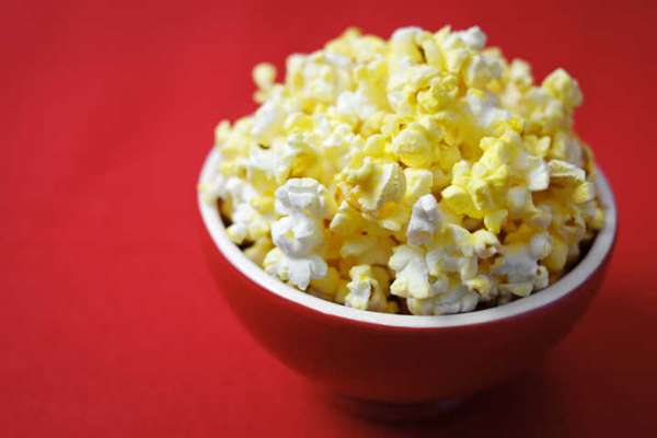 Pipoca na manteiga X Pipoca no óleo de soja:
apesar do cheirinho de manteiga, muitas pipocas são feitas com óleo de soja aromatizado.
Nesse caso a troca é positiva. 