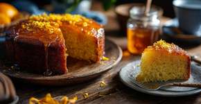 Bolo de laranja fofinho fica pronto em 40 minutos com calda que absorve na massa