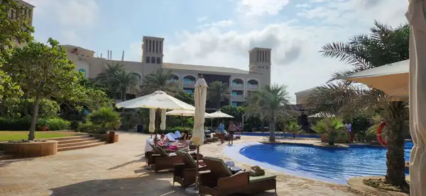 Área da piscina do Desert Islands Resort & Spa by Anantara