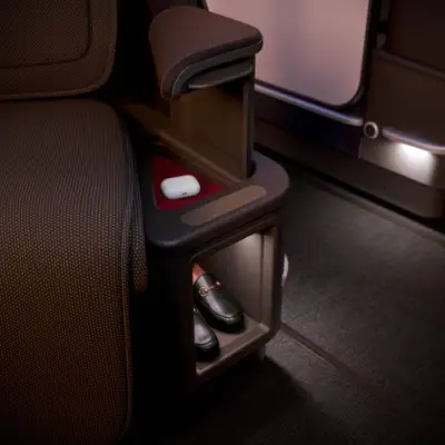 Detalhes dos compartimentos junto aos assentos da suíte Delta One no Airbus A350-1000