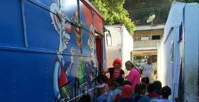 Biblioteca sobre rodas estimula leitura em escolas e praças