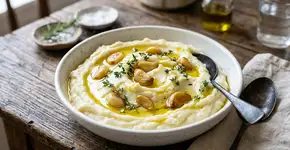 Os franceses concordam: “Para deixar o purê de batatas mais cremoso e saboroso, o segredo é adicionar alho confitado.”