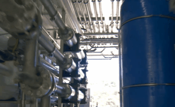 O Sistema de Tratamento da AST cabe dentro de um contêiner e aplica no chorume um processo chamado Osmose Inversa. (Crédito: reprodução TV Globo)