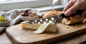 Por que algumas facas têm um furo na lâmina e para que ele serve exatamente?