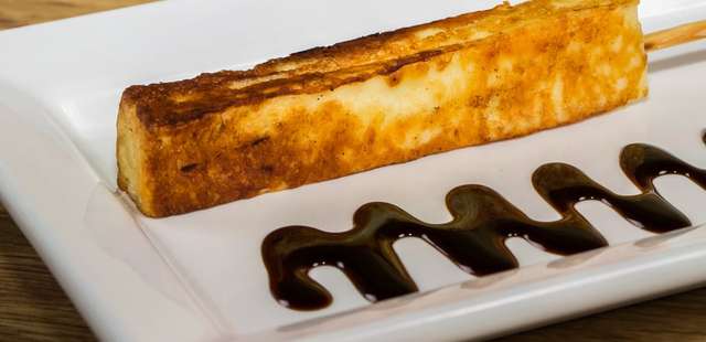 Esse espetinho de queijo coalho com melaço vai ser o mais disputado do arraiá