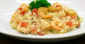 Este risoto de camarão vai virar sua receita preferida do frio!