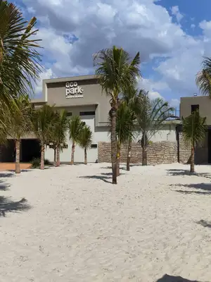 A piscina foi concebida para atender públicos de todas as idades, com ondas que variam em intensidade e ritmo