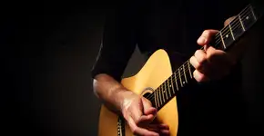 Estudantes adaptam violão para pessoas com deficiência visual