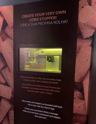 Não resisti e quis personalizar a minha própria rolha de vinho: 1 euro cada