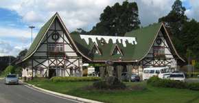 Campos de futebol viram oásis na paisagem da periferia
