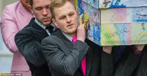 Diretora é enterrada com caixão decorado com desenhos de alunos