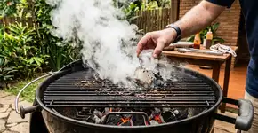 Esfregar gelo na grelha: por que é obrigatório fazer isso antes de começar o churrasco