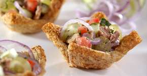 Aprenda a fazer uma saudável e prática cestinha de pão com atum