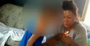 [Vídeo] Mulher fuma maconha e sopra fumaça na boca de criança