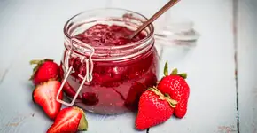 Você nunca mais vai comprar geleia de morango após fazer esta receita em casa