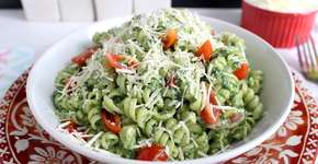 Macarrão com molho cremoso de espinafre; veja a receita