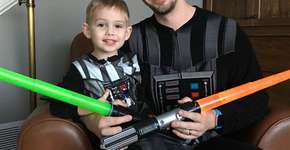 Câmera portátil mostra brincadeira de esconde-esconde entre pais e filho; vídeo viraliza