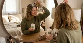 Usar um pouco de amido de milho na raiz do cabelo quando o shampoo acaba salva o visual e tira aquele aspecto de suado