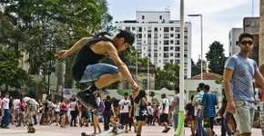 Skatistas e moradores negociam convivência na Praça Roosevelt