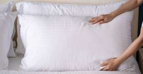 O erro que todo mundo comete ao limpar o travesseiro — e como fazer do jeito certo