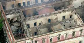 Durante incêndio, funcionários tentam salvar Museu Nacional
