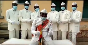 Meme do caixão: animadores de funeral de Gana mandam mensagem ao mundo