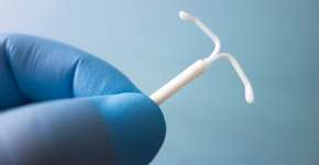 ‘Bebê milagre’ nasce com DIU colado nas costas e emociona as redes sociais