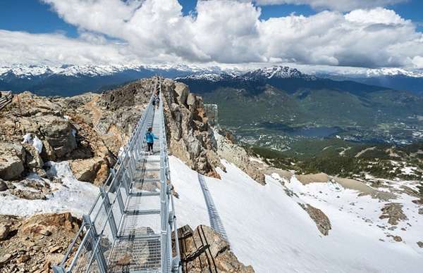 A ponte liga as montanhas Whistle e a West Ridge