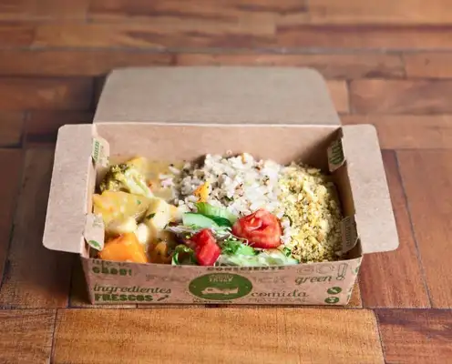 Moqueca de legumes com palmito pupunha, servida com farofa de arroz integral e mini salada (reprodução/Facebook/VeggiesnaPraça)