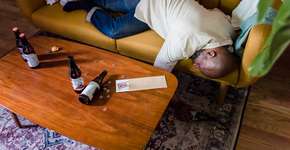 Você sabia que dormir com a TV ligada pode estar ligado à ansiedade?