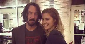 Keanu Reeves viraliza na web ao não se aproveitar de fãs nas fotos