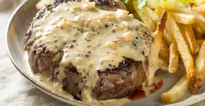 Faça um filé mignon ao molho de gorgonzola para impressionar no jantar